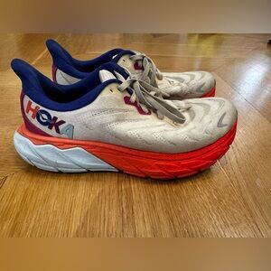 Women’s Hoka One One Arahi 6 in Short Bread Fiesta. So Comfortable!!